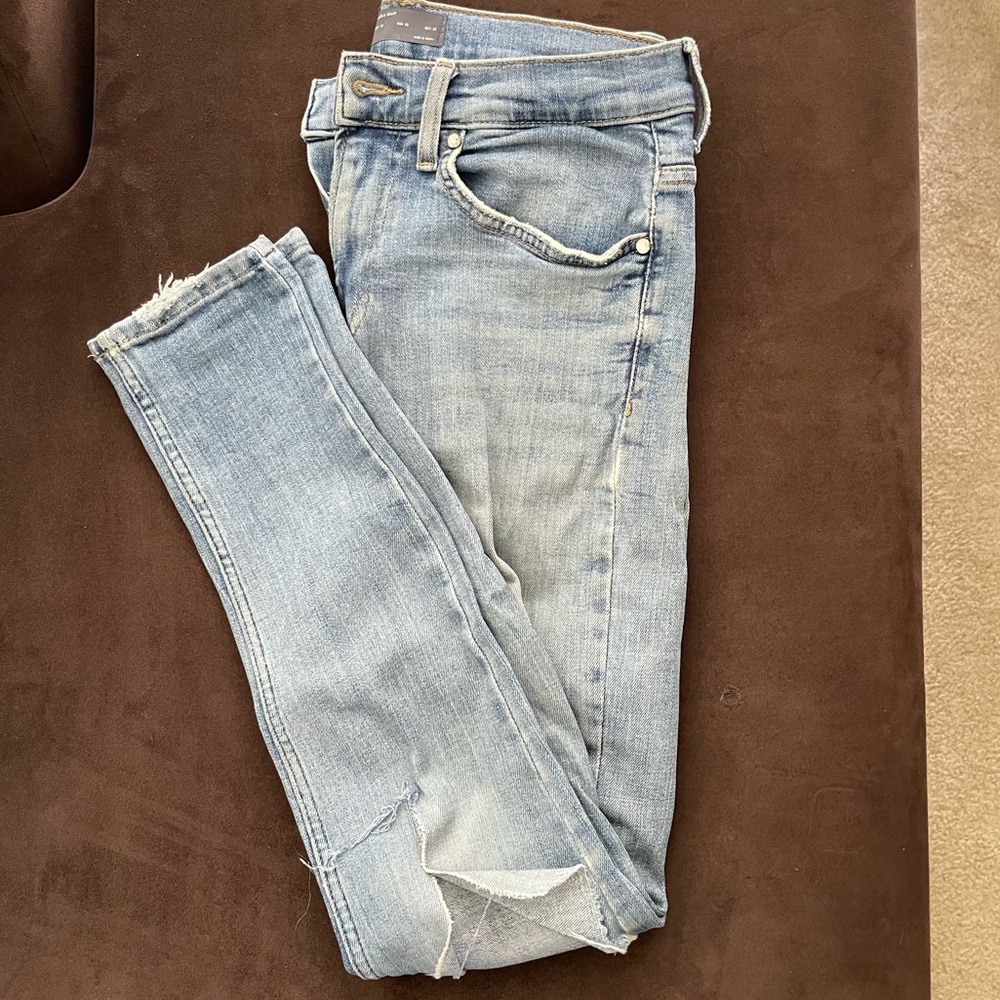 DISTRESSED SKINNY JEANS